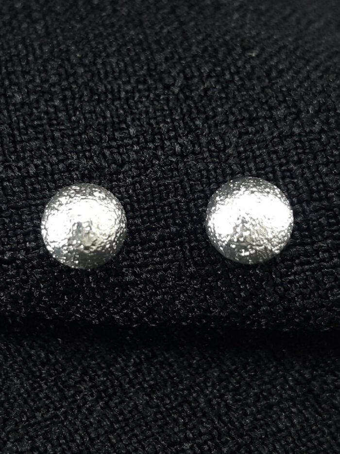 Brinco bola prateada