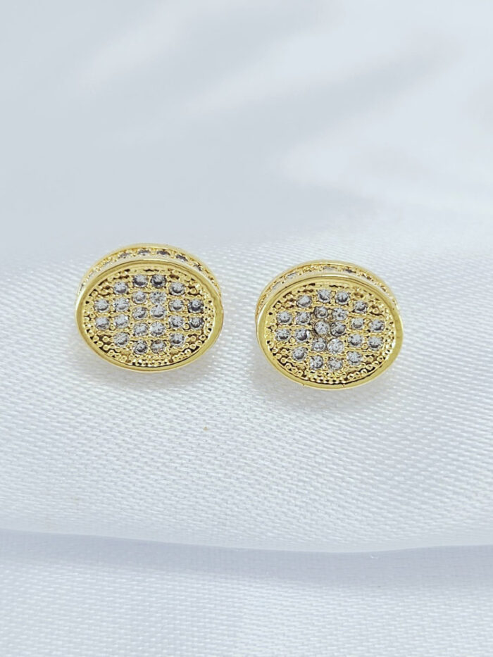 Brinco oval cravejado