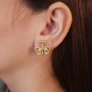 Brinco trevo detalhe vazado com cristal