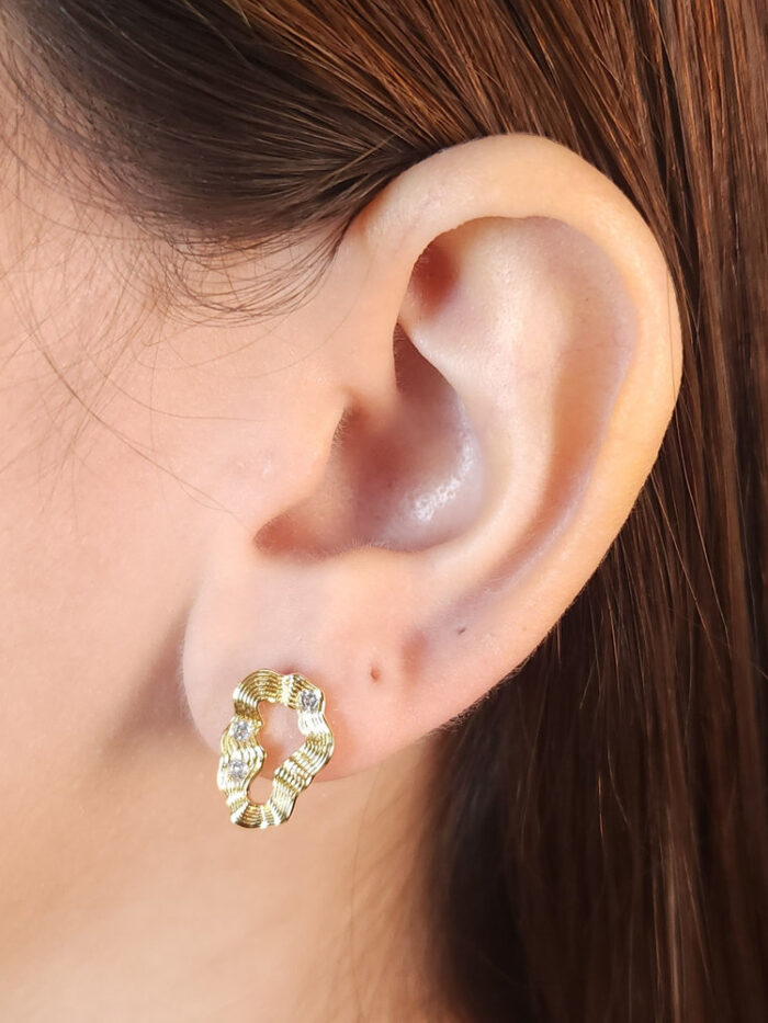 Brinco organico detalhado com pedra cristal