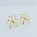 Brinco flor vazado com detalhes texturizados