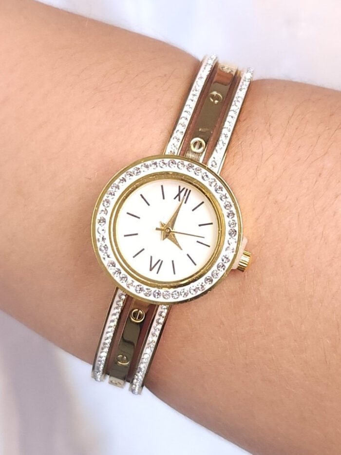 Relógio bracelete com strass detalhado