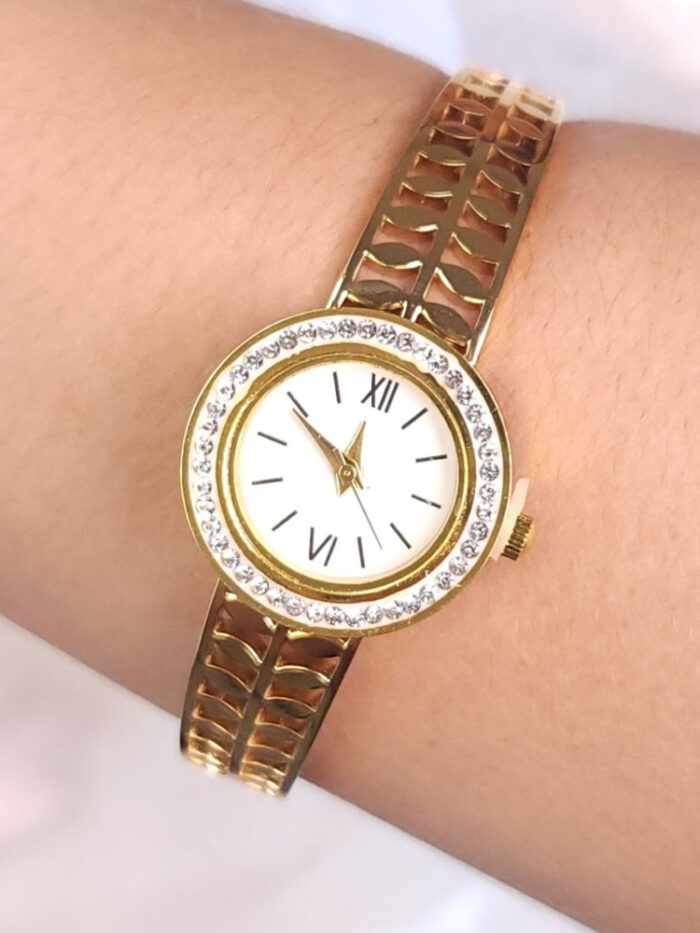 Relógio bracelete detalhe cravejado e folhas vazadas