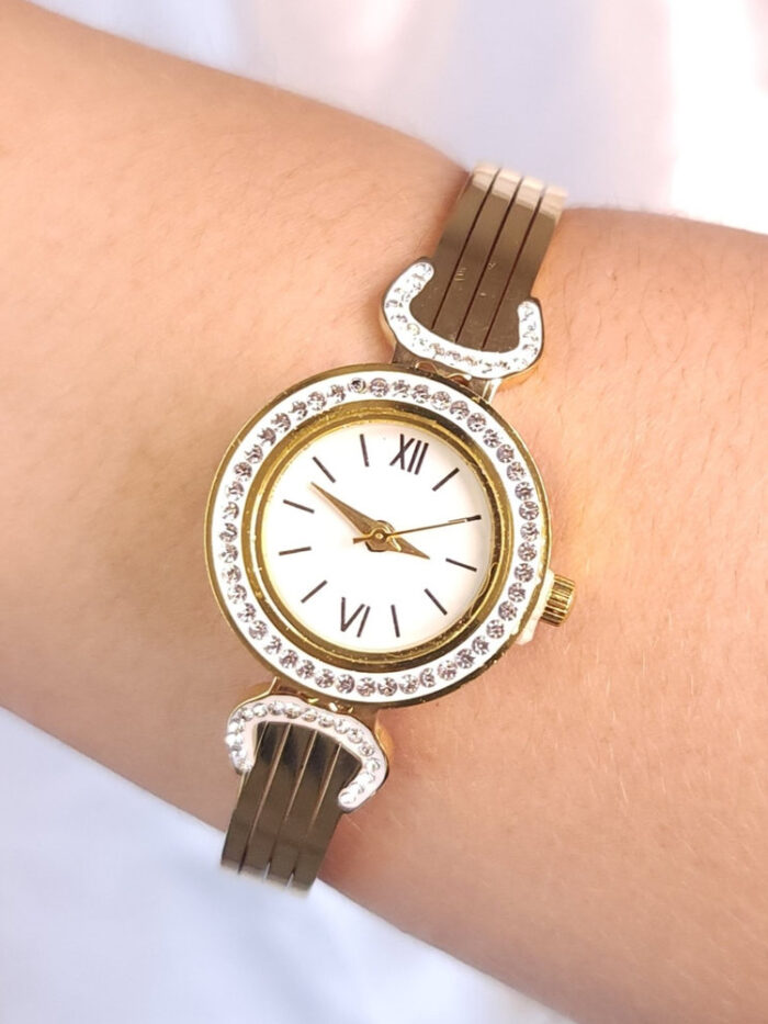 Relógio bracelete detalhe cravejado