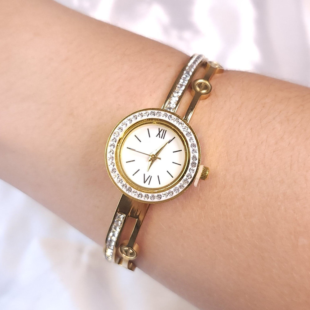 Relógio bracelete detalhe cartier com strass