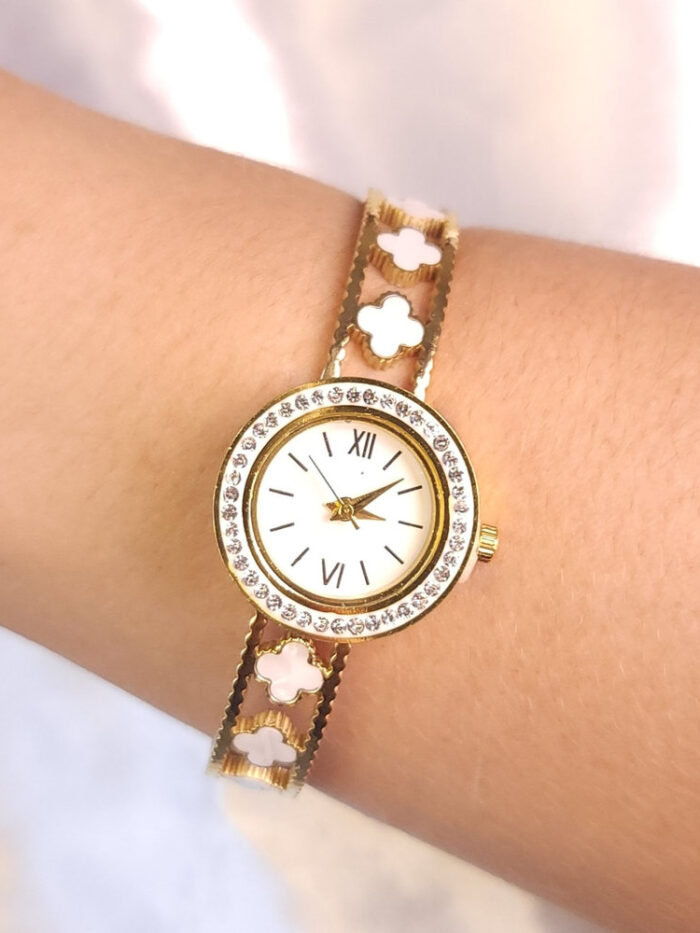 Relógio bracelete cravejado trevo