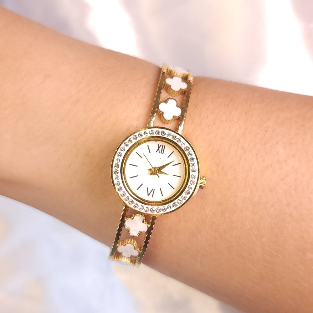 Relógio bracelete cravejado trevo