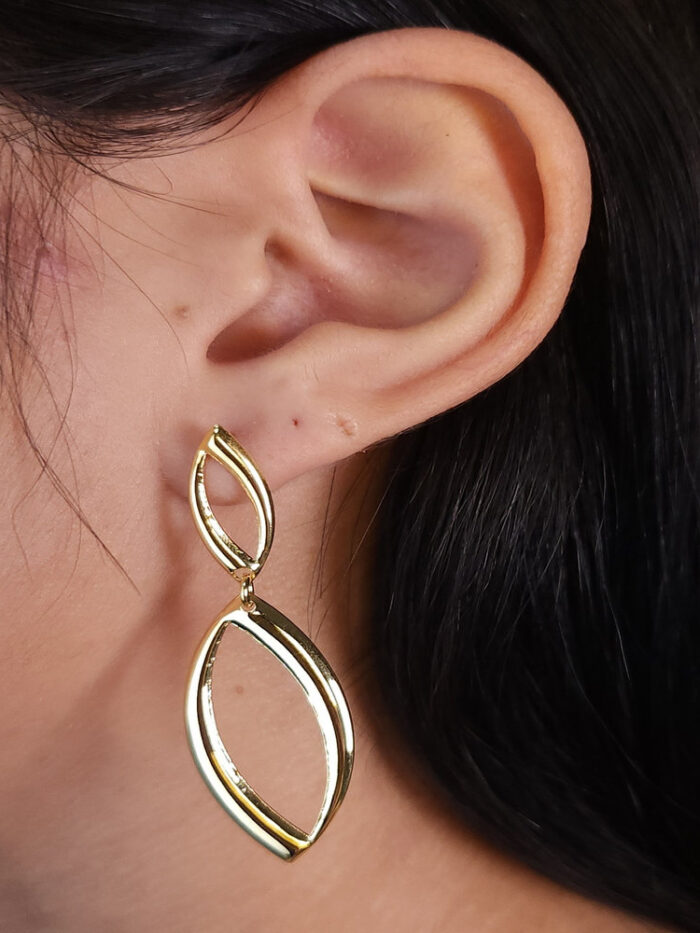 Brinco estilo oval vazado duplo