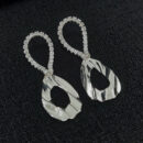 Brinco fio formato gota detalhe martelado