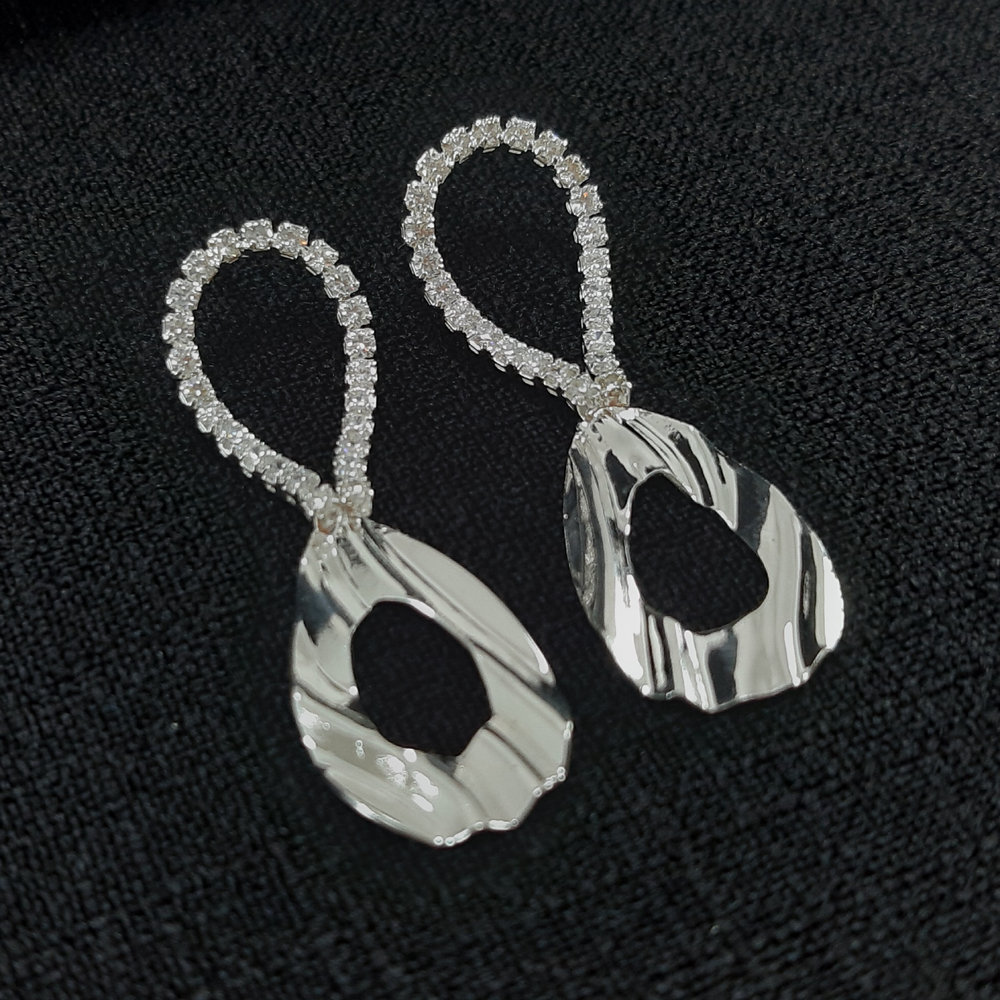 Brinco fio formato gota detalhe martelado