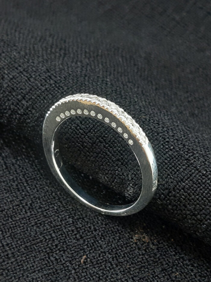 Anel fio cravejado detalhe na lateral