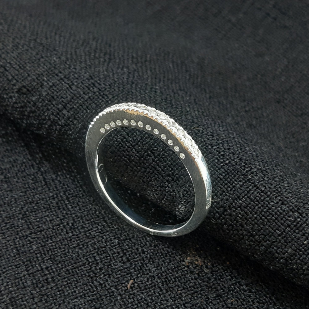 Anel fio cravejado detalhe na lateral