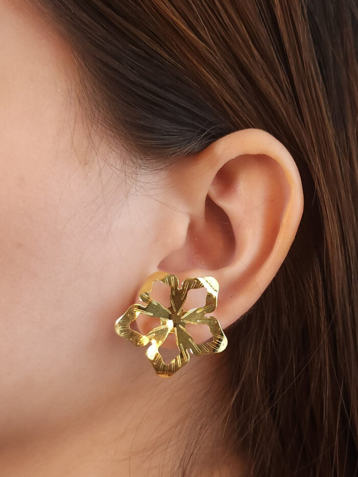 Brinco flor chapeada vazada