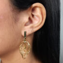 Brinco base palito torcido com circulos lisos