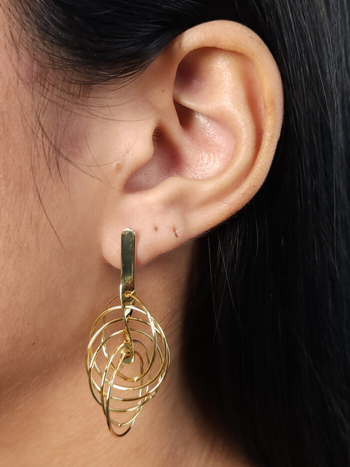 Brinco base palito torcido com circulos lisos