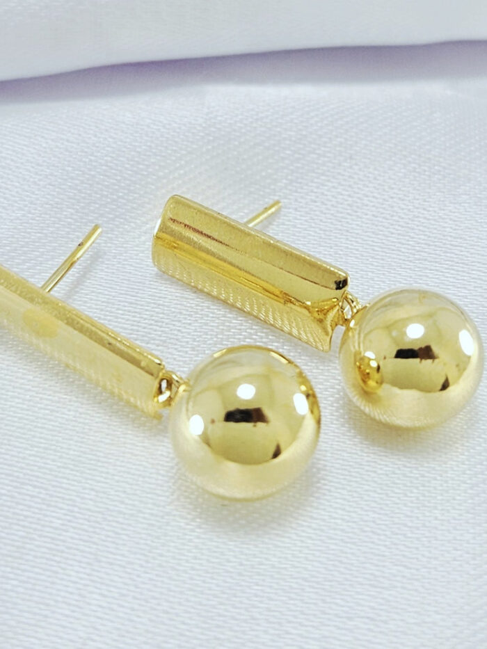 Brinco base boleada com pêndulo esfera lisa