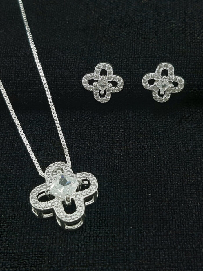 Conjunto trevo cravejado com ponto de luz