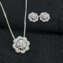 Conjunto estilo flor vazado com detalhe cravejado