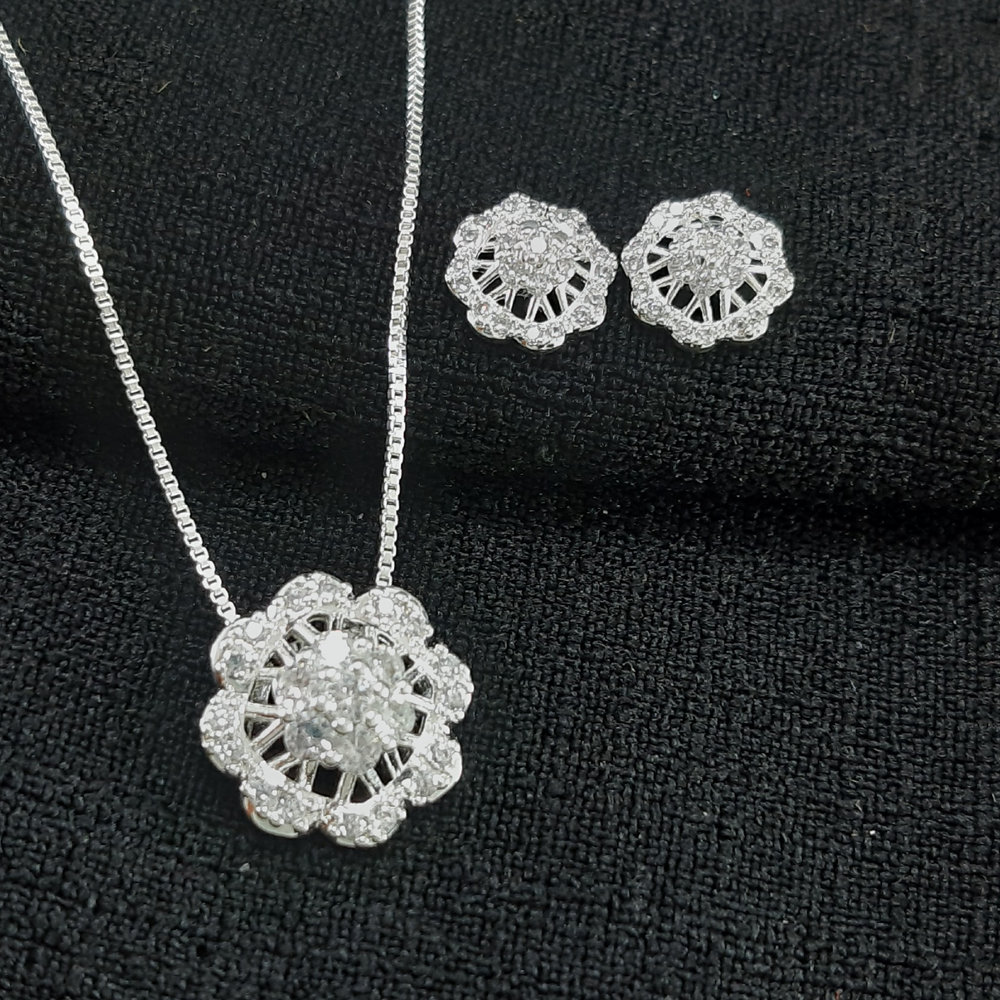 Conjunto estilo flor vazado com detalhe cravejado