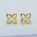 Brinco trevo vazado com ponto de luz