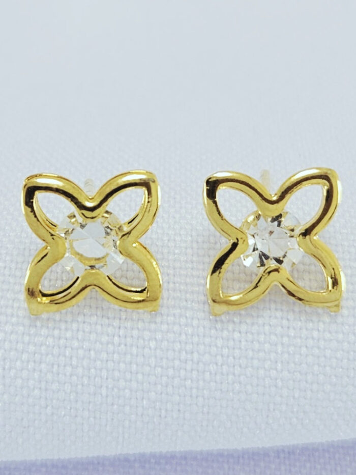 Brinco trevo vazado com ponto de luz