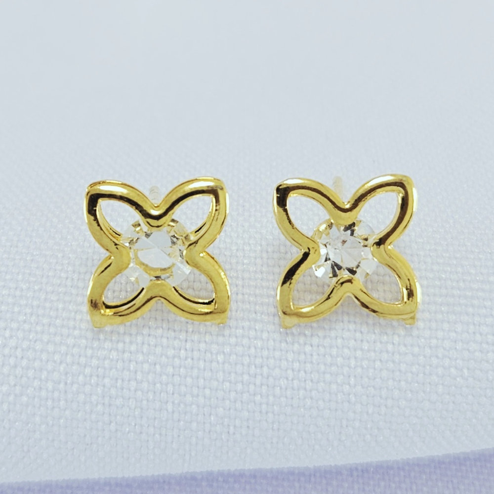 Brinco trevo vazado com ponto de luz