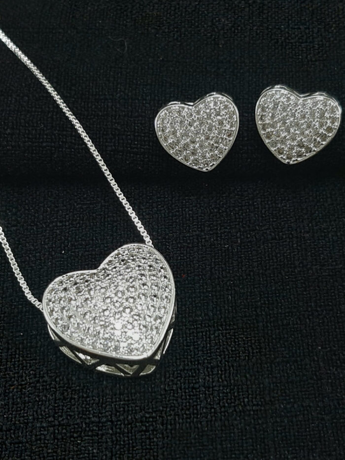 Conjunto coração cravejado cristais