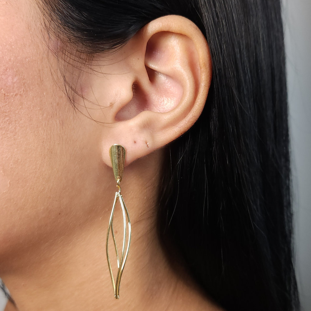 Brinco fios lisos pêndulo