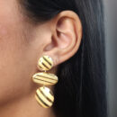 Brinco pêndulo fosco detalhado