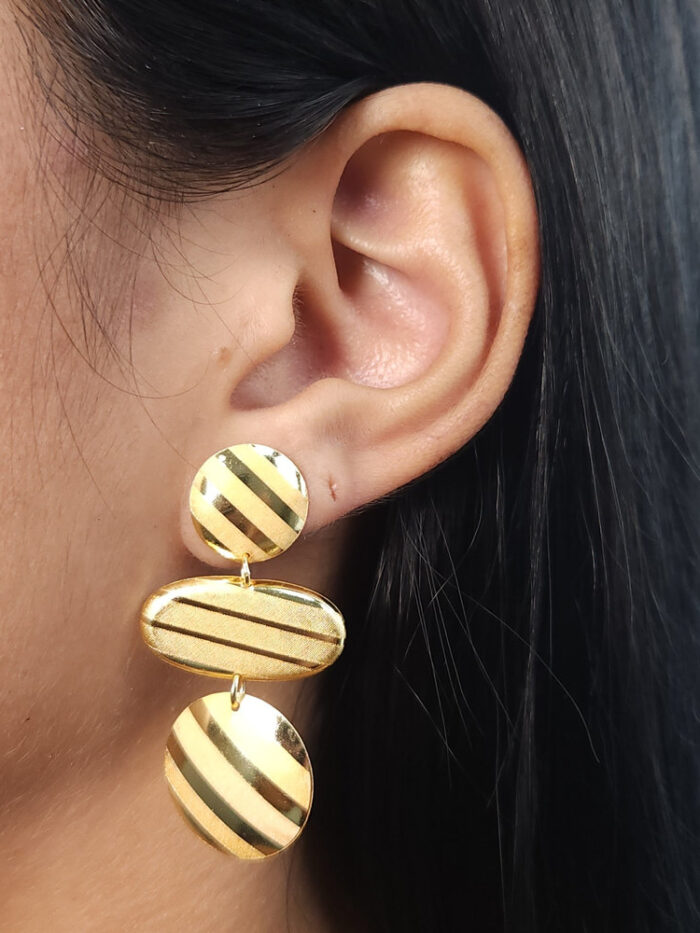 Brinco pêndulo fosco detalhado