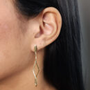 Brinco fios lisos ondulados