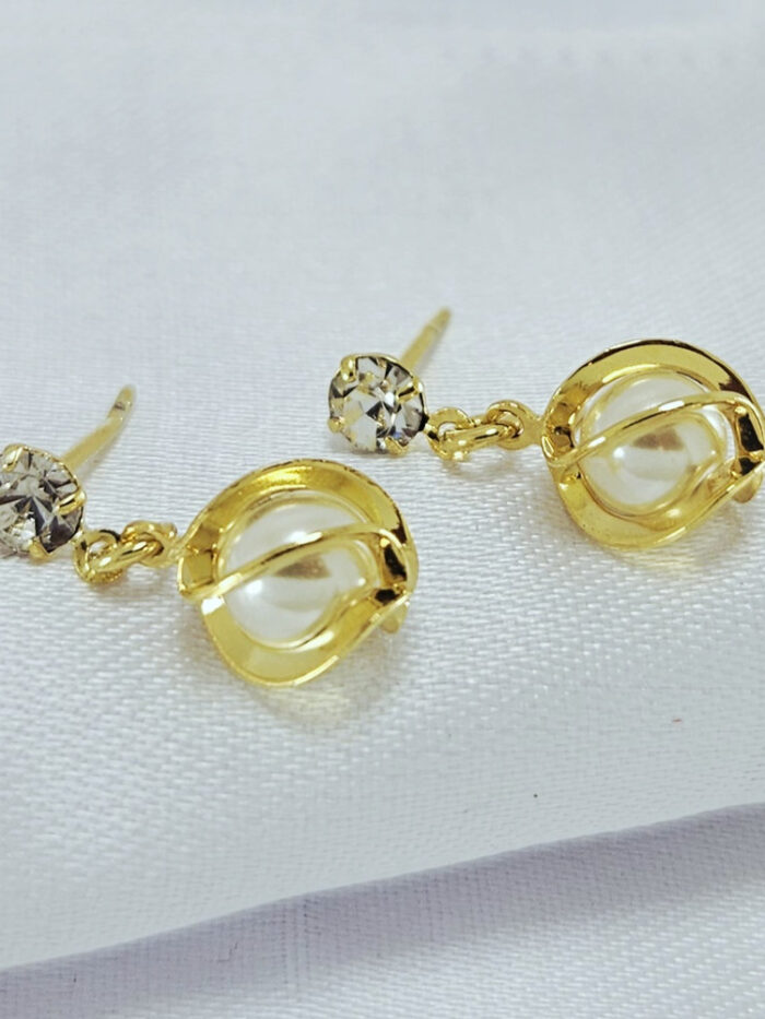 Brinco ponto de luz pêndulo pérola com fio ondulado