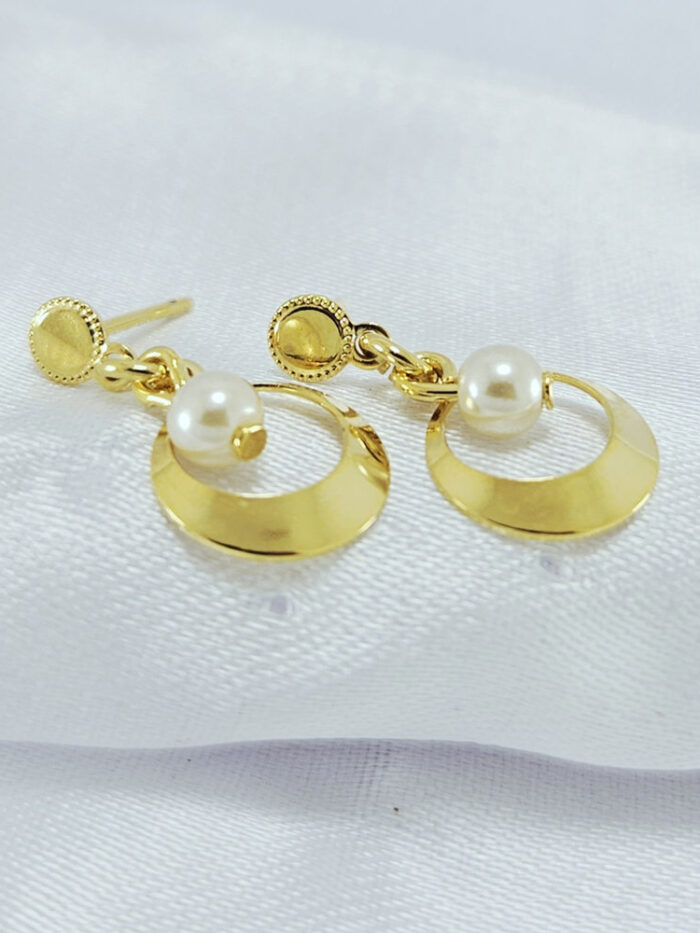 Brinco pêndulo circulo liso com detalhe pérola