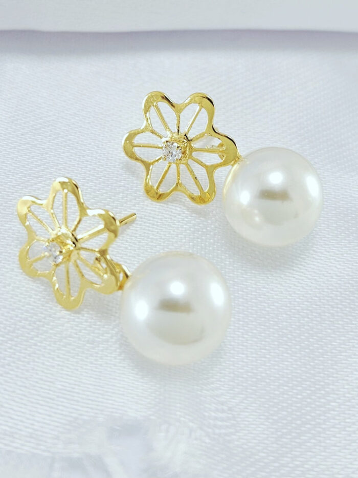 Brinco flor com pedra cristal e pérola