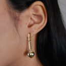 Brinco elo vazado com coração pêndulo