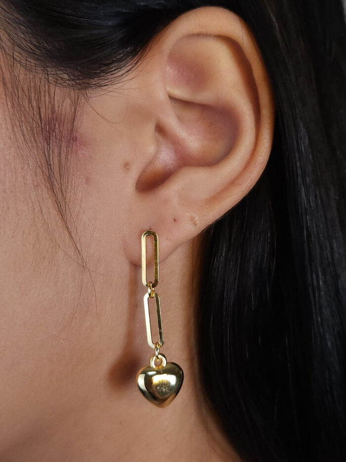 Brinco elo vazado com coração pêndulo