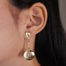 Brinco vazado detalhado com ponto de luz