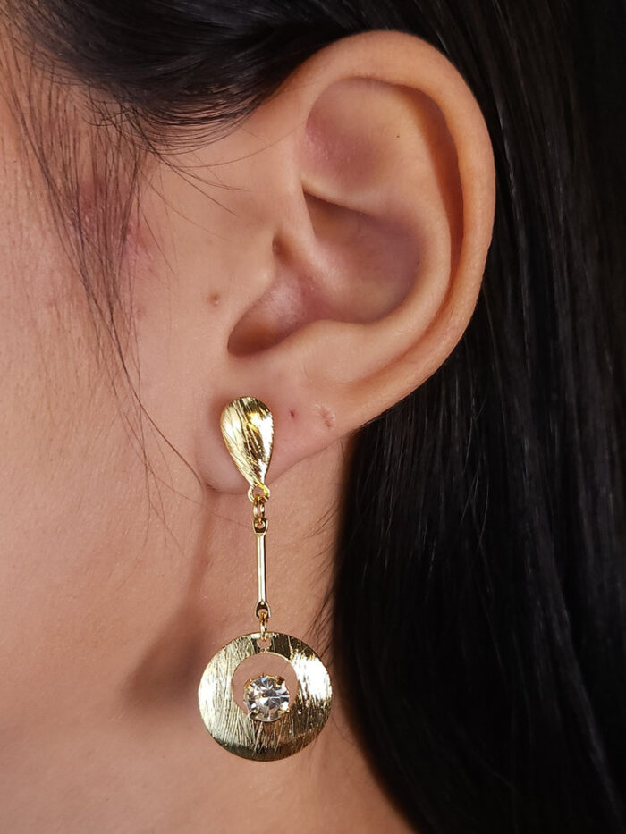 Brinco vazado detalhado com ponto de luz