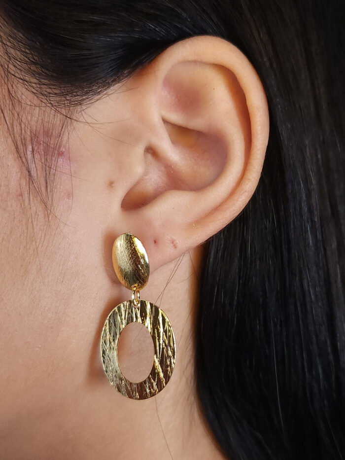 Brinco vazado detalhado