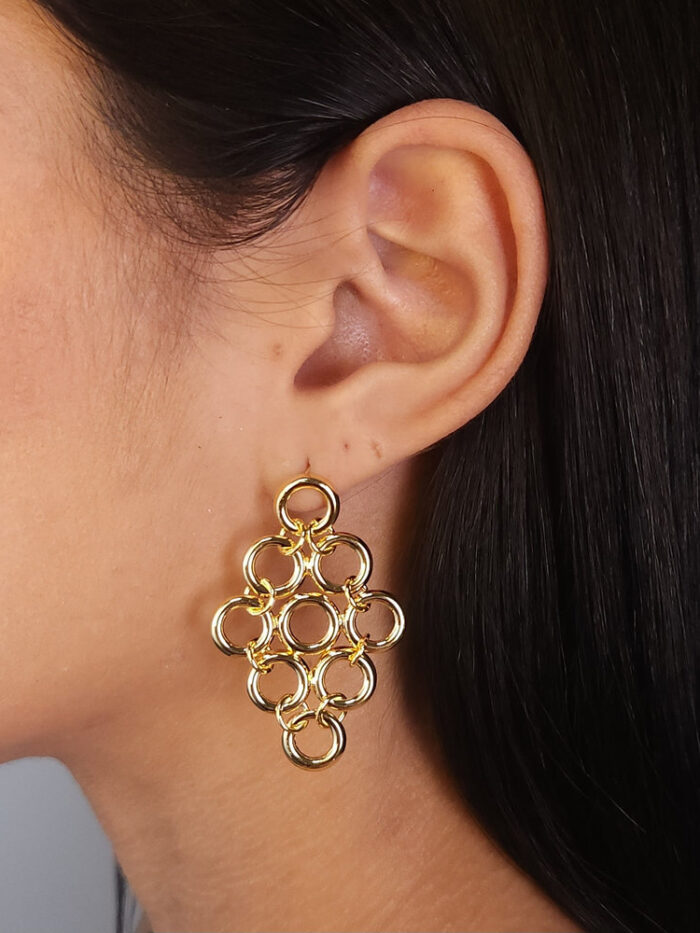 Brinco circulos lisos vazado