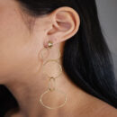 Brinco círculos entrelaçados detalhado