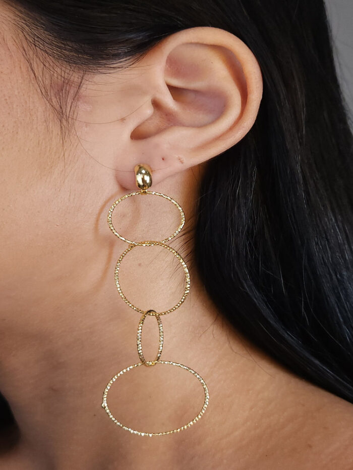 Brinco círculos entrelaçados detalhado