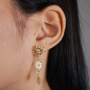 Brinco flor tripla detalhado