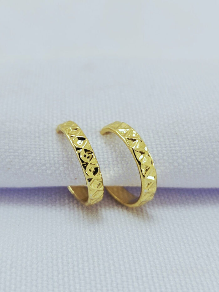 Argolinha fio detalhado aberta