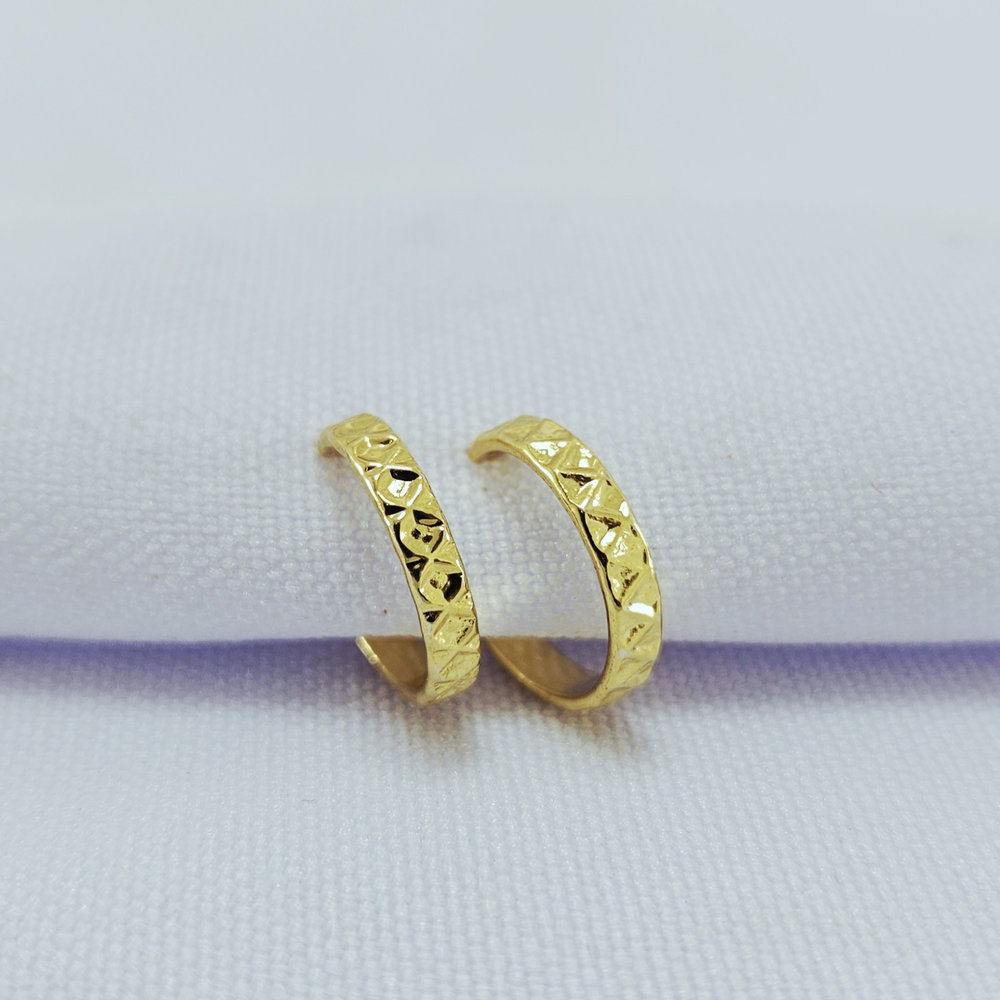 Argola fio detalhado aberta