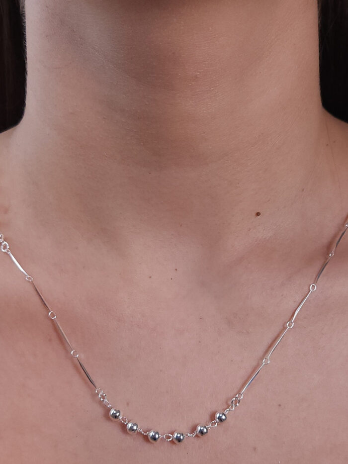 Gargantilha bolinhas prateada com caninho detalhado