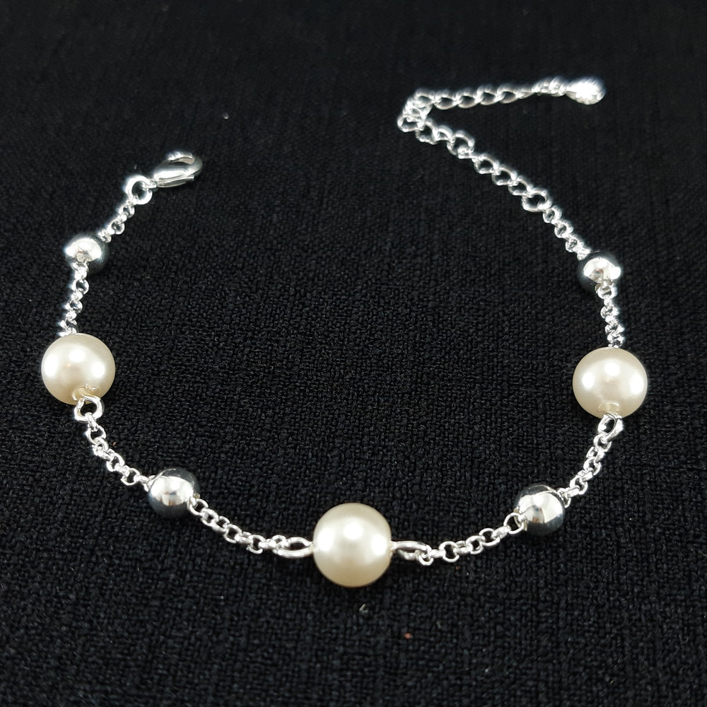 Pulseira com pérolas e bolas prateada