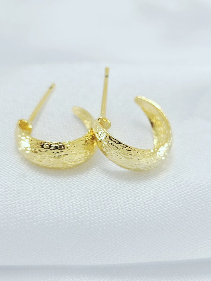 Brinco argola boleada detalhada