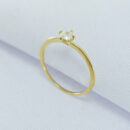 Anel solitário com pedrinha cristal