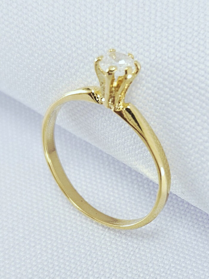 Anel solitário com ponto de luz